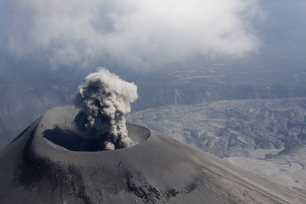 Пепловый выброс в кратере Карымского вулкана